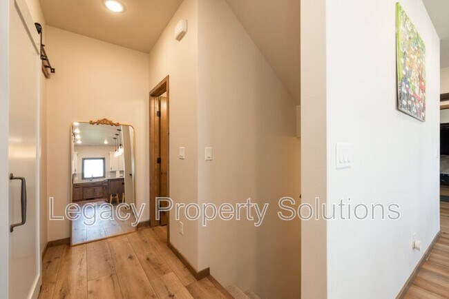 Building Photo - 527 Flint Dr