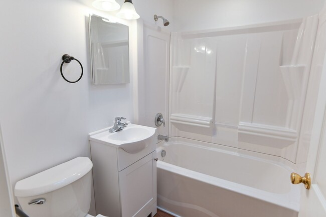 Building Photo - 3 Bedroom with Parking on Berryhill