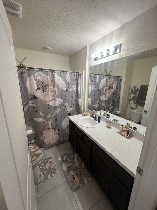 Building Photo - Spacious Townhome in Oakleaf Plantation