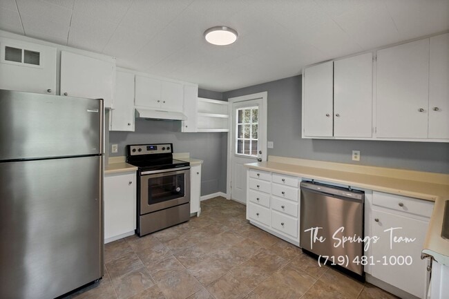 Building Photo - CHARMING WESTSIDE 2BD DUPLEX - NO RENT TILL JANUARY!! - Security Deposit Waiver Available