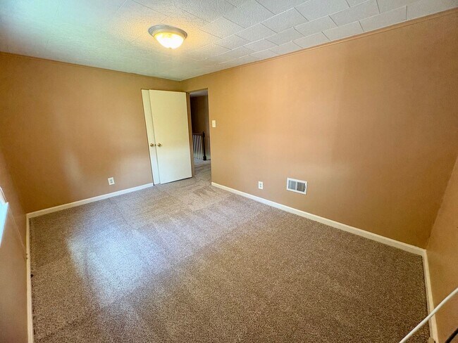 Building Photo - 3 Bedroom Apartment Available in Harrisburg!