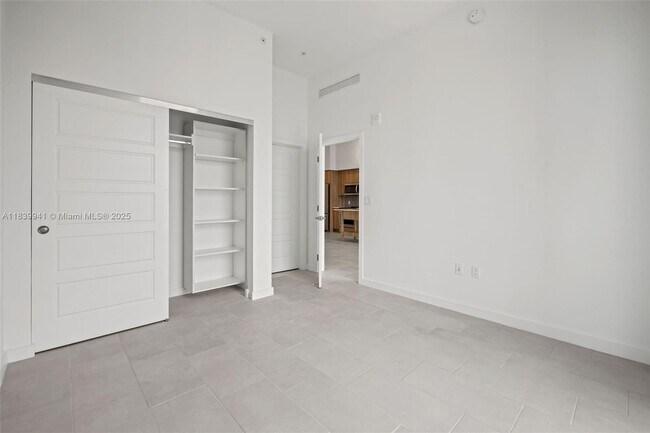 Building Photo - 2150 N Bayshore Dr