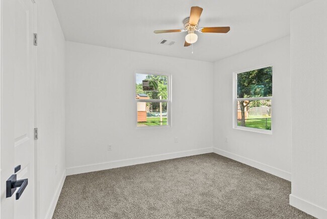 Building Photo - 805 19th Ave N