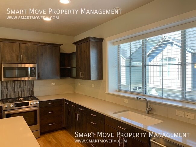 Building Photo - 3240 E Thoroughbred Ln