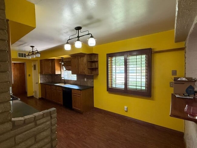Building Photo - Updated Pool Home in Engler Estates