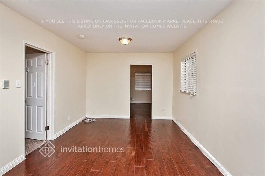Building Photo - 1522 W 60th St