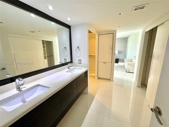 Building Photo - 3731 N Country Club Dr