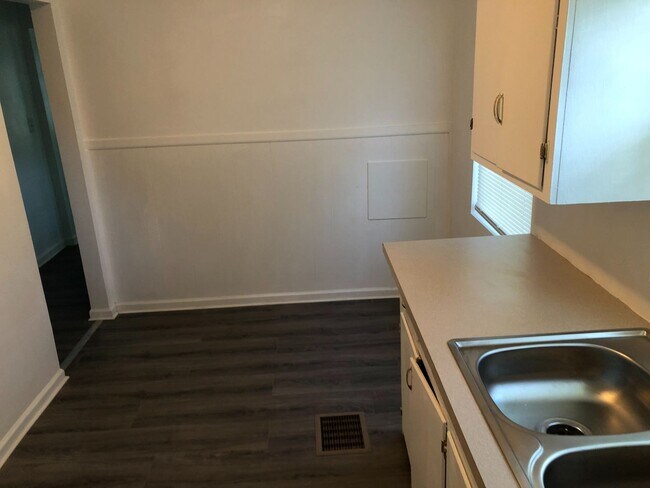 Building Photo - 108 Columbian Ave