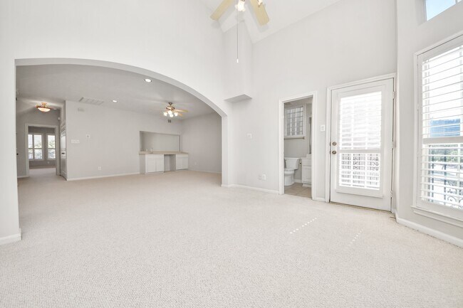 Building Photo - 5346 Hidalgo St