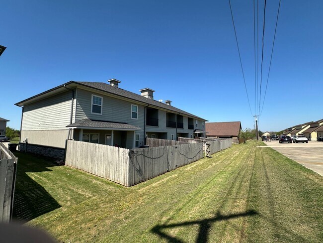 Building Photo - College Station - 3 Bedroom - 2.5 Bath - 2 car garage - fenced in back yard - Near Rock Prairie