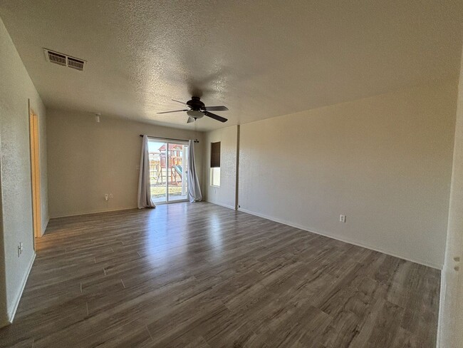 Building Photo - Spacoius Home Available Now!