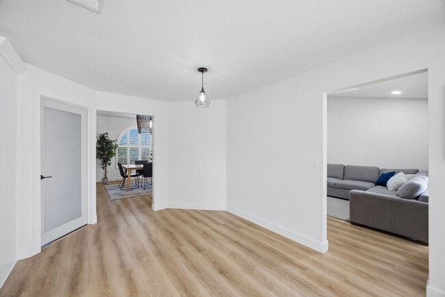 Building Photo - Pool Home