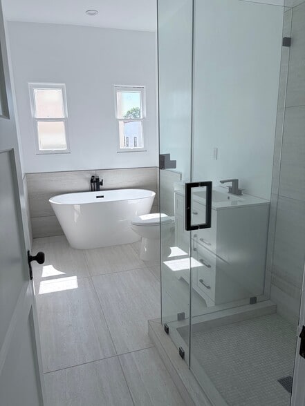 Building Photo - 205 S Arnaz Dr