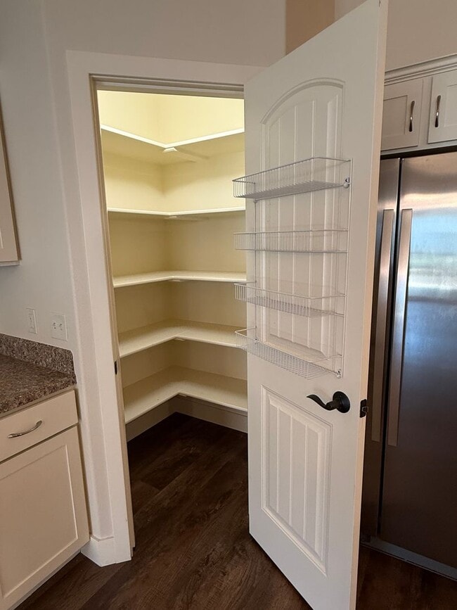 Building Photo - 2 Bedroom/ 2 Bathroom Townhome by Ben Stee...