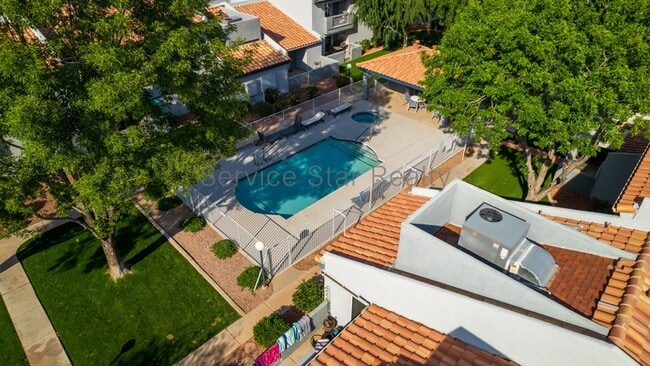 Building Photo - 220 N 22nd Pl