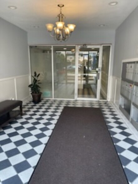 Building Photo - 5950 N Kenmore Ave