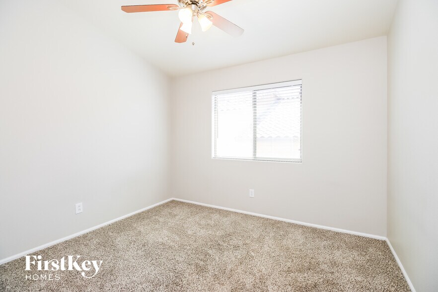 Building Photo - 313 W Hereford Dr
