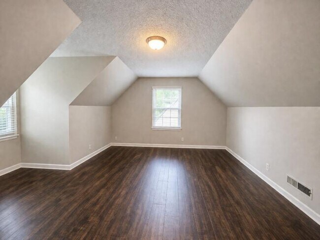 Building Photo - MOVE-IN SPECIAL!! $250 OFF First Month