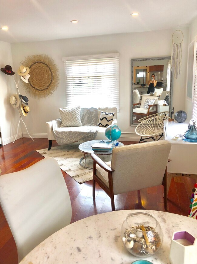 Building Photo - 307 6th Ave