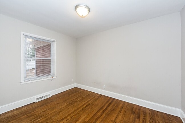 Building Photo - "Charming 3-Bedroom Retreat with Gleaming Hardwood Floors in Westerly Hills!"