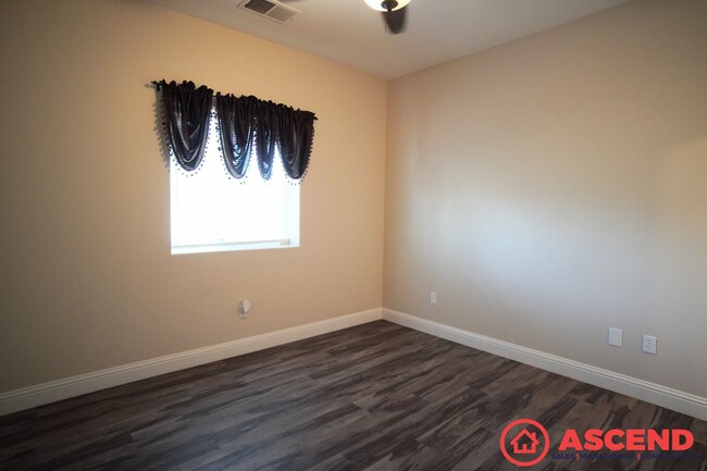 Building Photo - Great East Bakersfield Property!