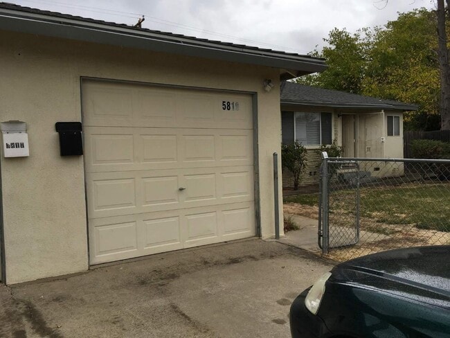 Primary Photo - Duplex 2Bedrooms, 1Bathroom.