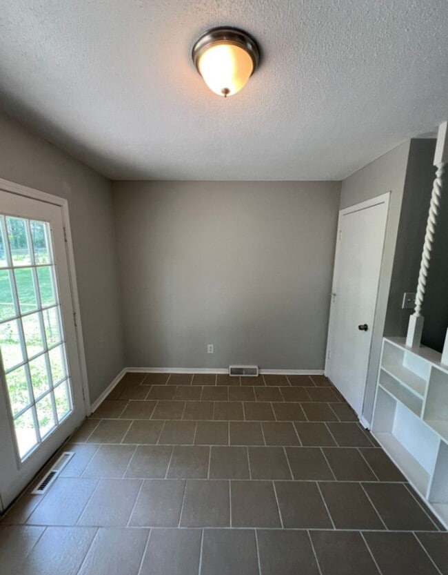 Building Photo - Charming 3 Bedroom Home with Finished Base...
