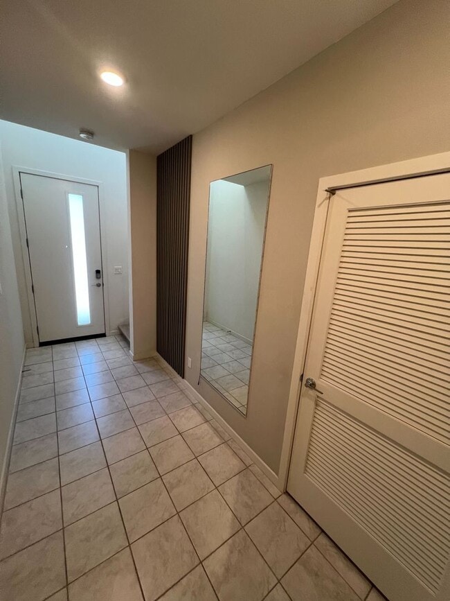 Building Photo - Move-In Special! 2 Weeks Free Rent – Moder...