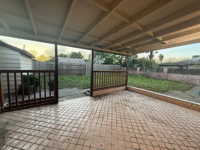 Building Photo - Spacious 3/1 in Arden Manor