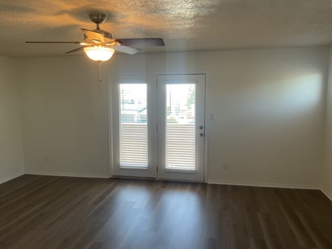 Building Photo - 904 Crown Ct NE