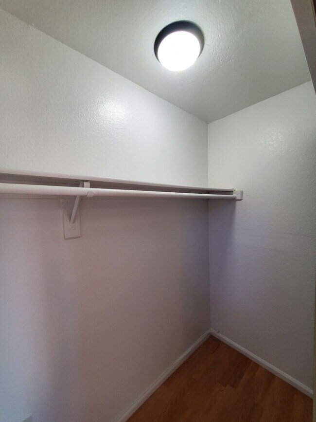 Building Photo - Townhome - newly remodeled kitchen - priva...