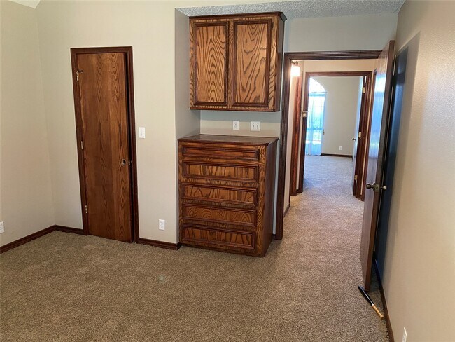 Building Photo - 301 Jansen Dr