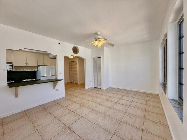 Building Photo - 901 Collins Ave
