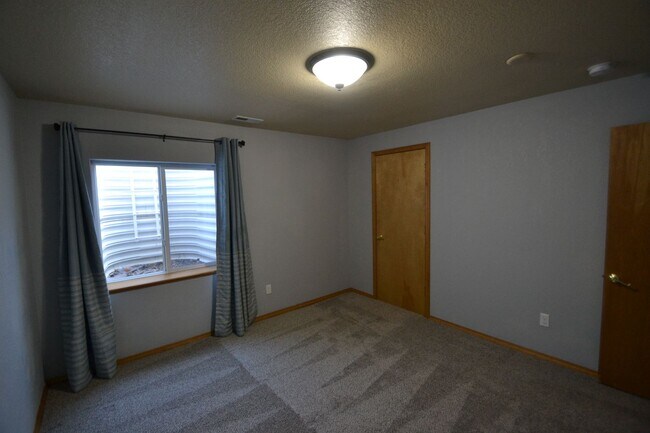 Building Photo - 6 Bed, 3.5 Bath Home Available Now!