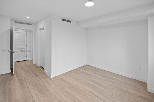 Building Photo - 1500 Bay Rd