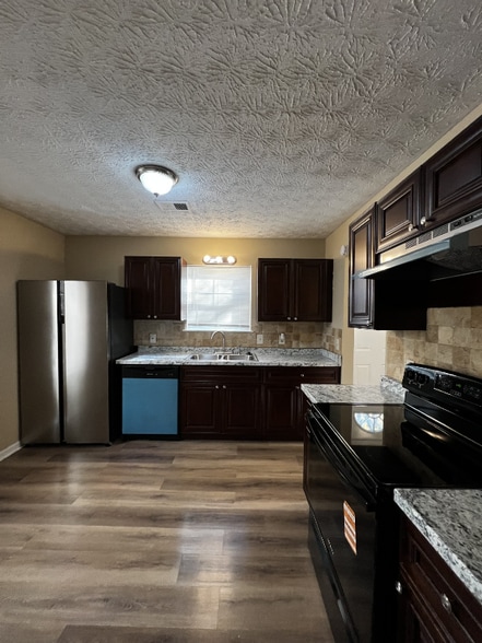 Building Photo - 6635 Meadow Green Cir