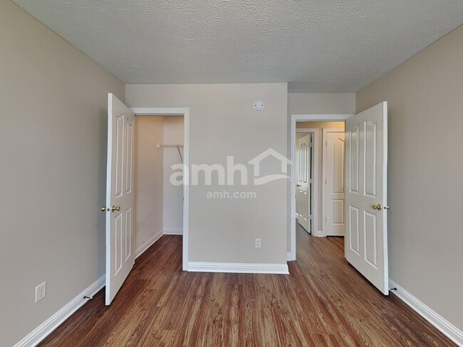 Building Photo - 960 Foxtail Ct