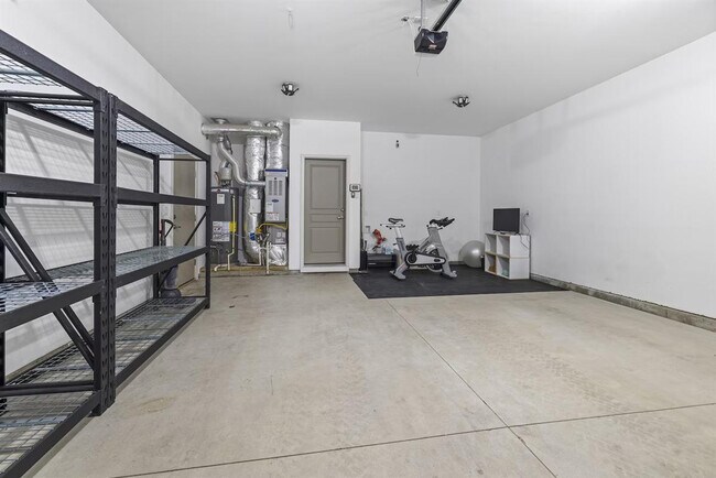 Building Photo - 2052 W Bella Ln