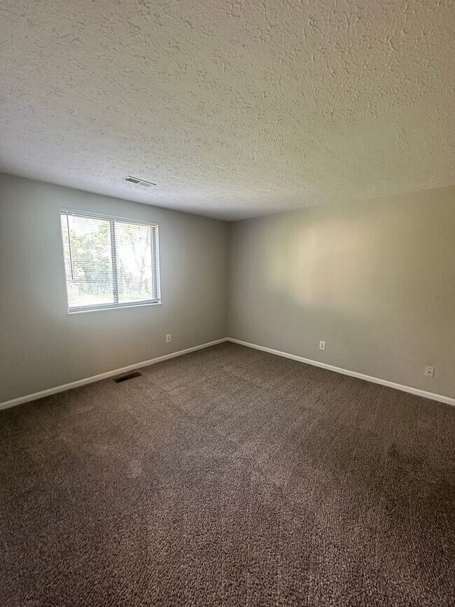 Building Photo - Beautifully Updated 3-Bed, 2-Bath Tri-Leve...