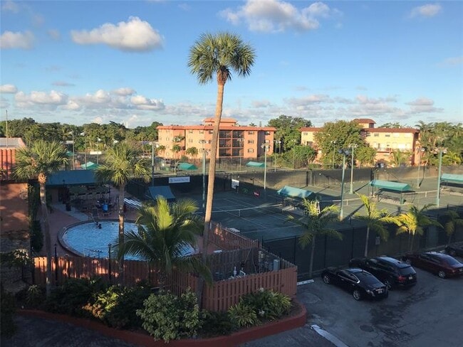 Building Photo - 670 Tennis Club Dr