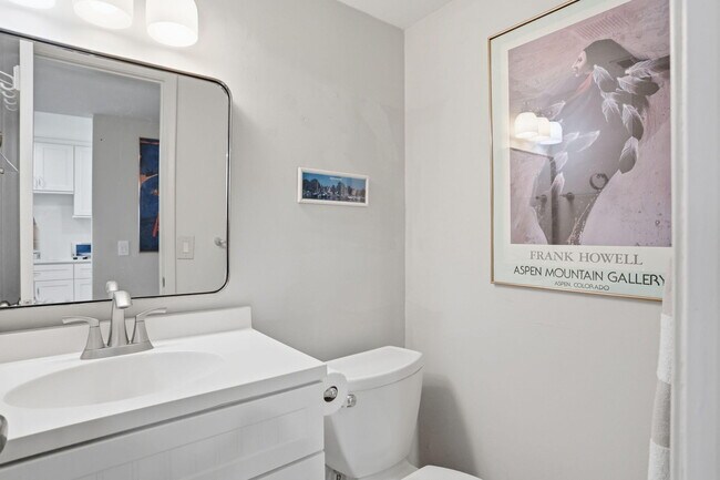 Building Photo - 1516 S Lakeside Dr