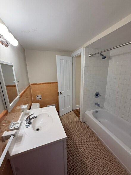 Building Photo - 215 Norbourne Blvd