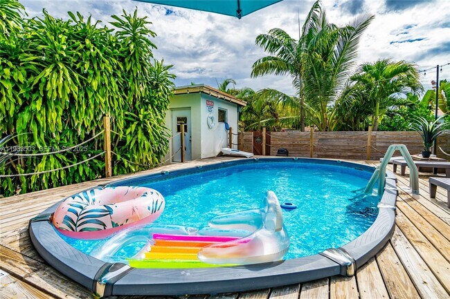 Building Photo - 427 NE 107th St