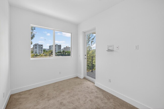 Building Photo - 1044 NE 18th Ave