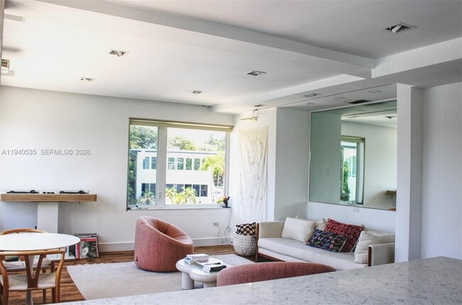 Building Photo - 4710 Pine Tree Dr