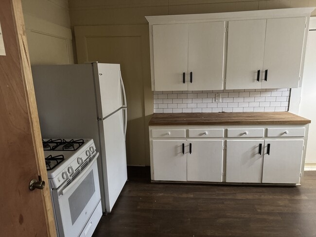 Building Photo - 303 Ash St