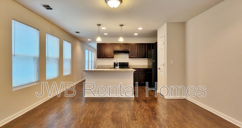 Building Photo - 1227 Pangola Dr