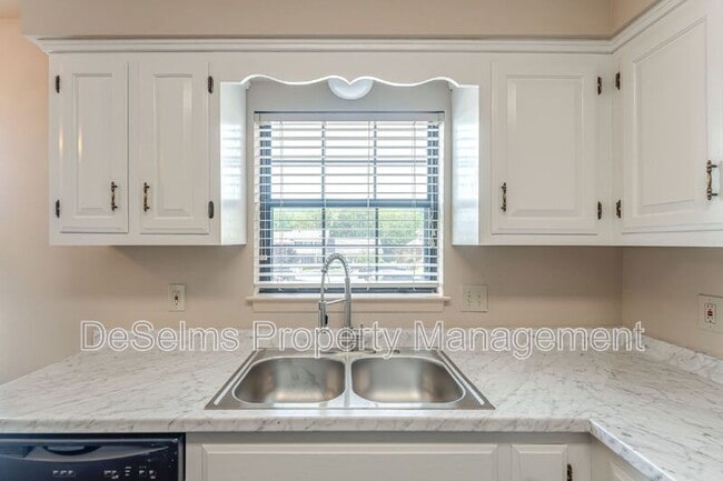 Building Photo - 1122 Brentwood Pointe