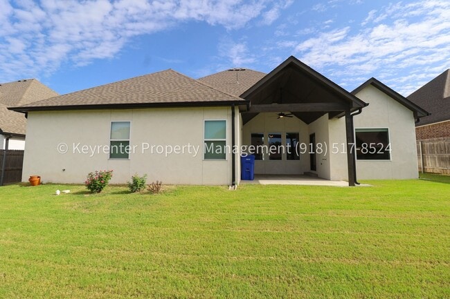 Building Photo - COMING SOON! Marvelous and Modern 3 Bed/ 3.5 Bath Home in South Broken Arrow!