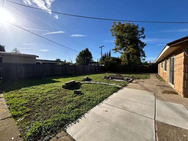 Building Photo - 2170 McGregor Dr